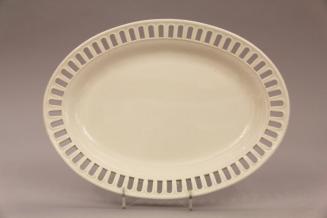 Oval platter with reticulated border