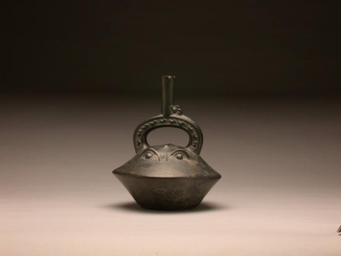 Stirrup spout bottle with manta ray