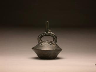 Stirrup spout bottle with manta ray