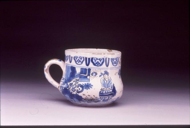Mug with chinoiserie