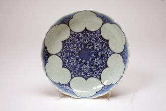 Nabeshima dish with Karahana design