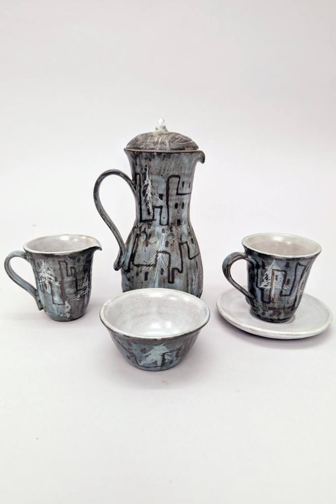 Coffee service (coffee pot, creamer, sugar bowl, 8 pairs cups and saucers)