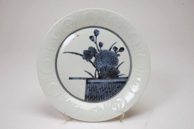 Plate wtih blue and white chrysanthemum design