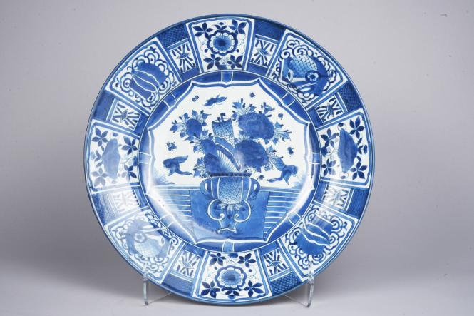 Charger with vase flanked by ducks