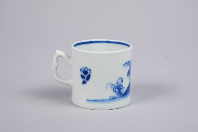 Small Mug with Banana Tree Stork and Fence Pattern