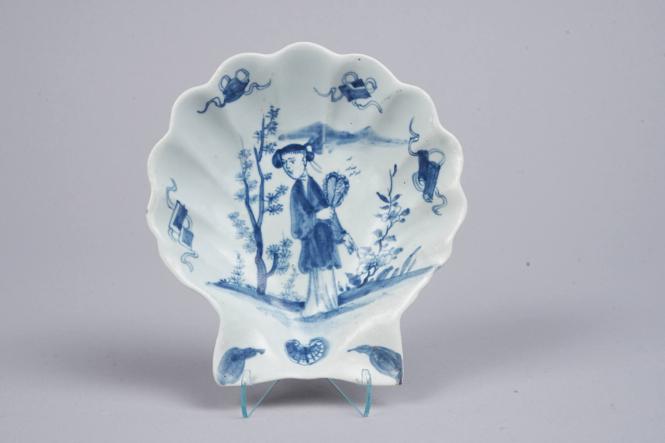Shell-shaped Pickle Dish with Lady with a Fan