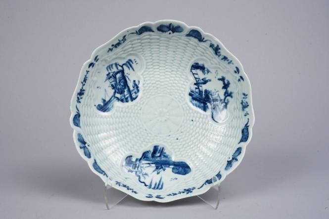 Junket Dish with Rearing Rock Pattern in one Cartouche