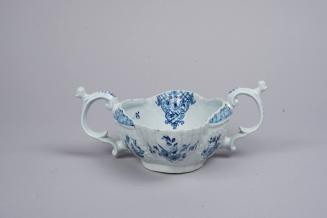 Double-handled sauceboat