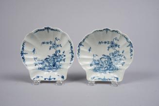 Pair of Shell-shaped Dishes with Two Peony Rock Bird Pattern